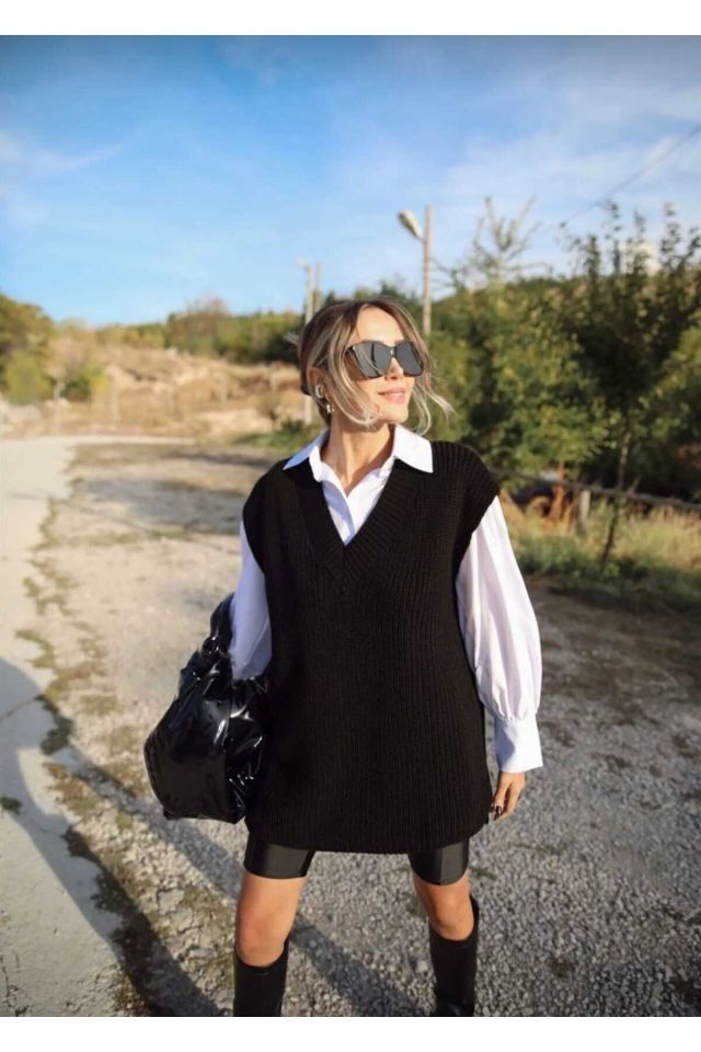- Kadın V Yaka Siyah Süveter Kolsuz Yırtmaçlı Oversize Süveter